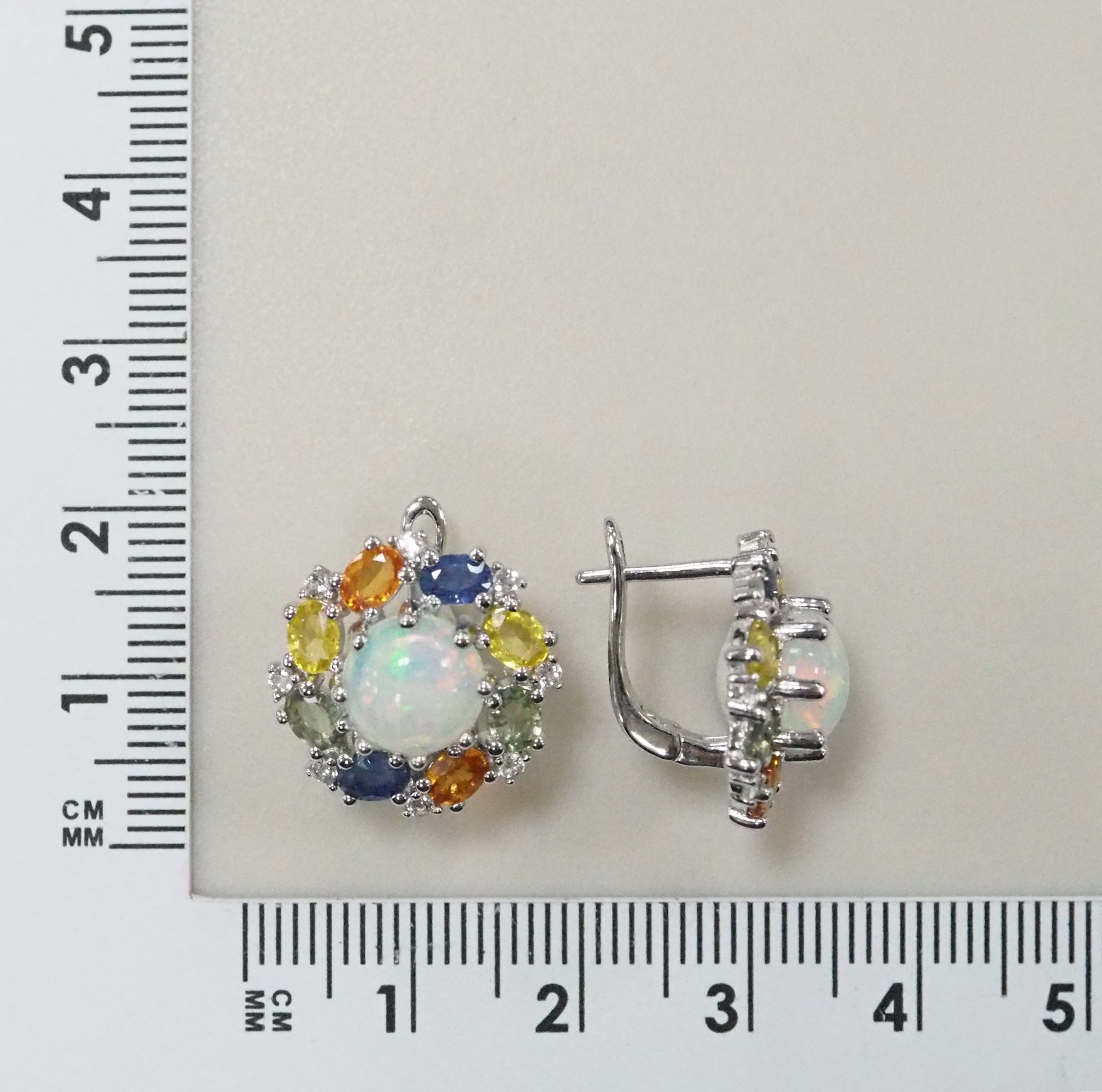 Серебряные серьги 925 пробы; вставки 2 Опал белый 2,7ct; 16 Топаз белый 0,26ct; 16 Мультисапфир 3,32ct;
